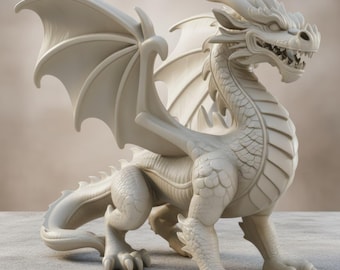 Op de afbeelding: Een gedetailleerd, gebroken wit drakenbeeld met uitgespreide vleugels. De draak staat met open mond, met scherpe tanden. De sculptuur heeft ingewikkelde schubben, hoorns en klauwen en staat tegen een neutrale achtergrond.