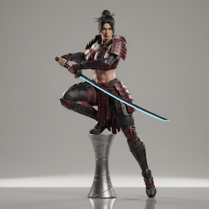 Puede incluir: Una figura de guerrero con armadura roja y negra, empuñando una katana azul brillante. La figura está de pie sobre un pedestal plateado, sobre un fondo neutro. La armadura presenta detalles intrincados y la expresión es concentrada.
