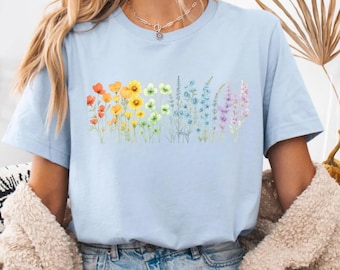 Camiseta Orgullo de Flores Silvestres: Camiseta con sutiles flores LGBTQ+