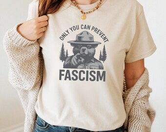 Retro Bär widerstehen Shirt: Nur du kannst Faschismus verhindern - Bella Canvas Tee