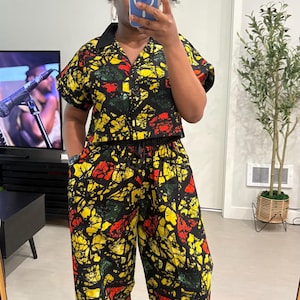 Conjunto de pantalón y falda de Ankara y Adire hecho a mano: corte relajado con estampado africano.