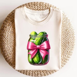Pot de cornichons avec noeud rose PNG - Design mignon de sublimation de cornichons, téléchargement de cliparts drôles de nourriture, art numérique de bocal en conserve pour chemises DIY