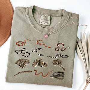 T-shirt med ormmotiv – Comfort Colors Reptil Graphic Tee