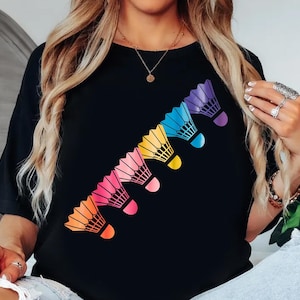 Kleurrijk badmintonshirt, regenboogshuttle-shirt, shirt badmintonliefhebber, leuk cadeau badmintonspeler, racketsportshirt, badmintonkleding