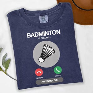Badminton is roepend shirt, grappig badmintonshirt, and I Must Go Tee, shuttleshirt, cadeau badmintonspeler, racketsportshirt