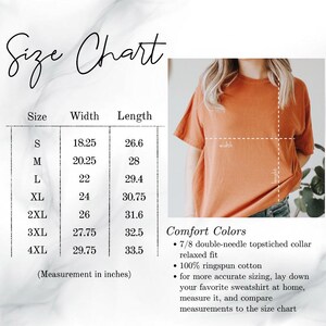 The image is a size chart for a t-shirt, showing the different sizes available and their corresponding measurements. The chart includes a photo of a person wearing the t-shirt in a relaxed fit, and the text provides information about the comfort colors and measurements.