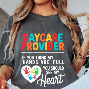 Camiseta para cuidadores de guardería, Camiseta para maestros con estampado de mano en forma de corazón