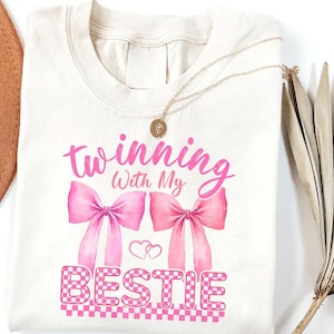 Twining with my Bestie PNG, passende rosa Schleife Freundschafts-Sublimationsdesign, beste Freunde Clipart für Shirts, niedlich BFF druckbar