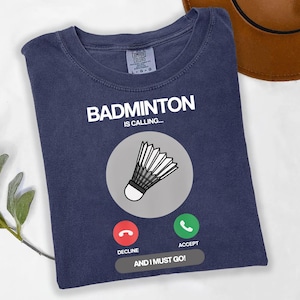 Badminton is roepend shirt, grappig badmintonshirt, and I Must Go Tee, shuttleshirt, cadeau badmintonspeler, racketsportshirt