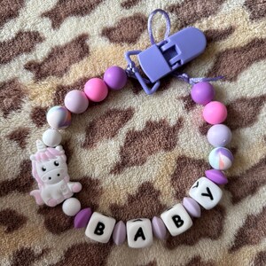 パーソナライズされたピンクのユニコーンおしゃぶりクリップ