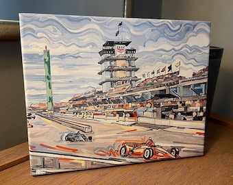 Op de afbeelding: Een acrylverfschilderij van een racebaan met twee raceauto's die over het circuit racen. Het schilderij toont een hoge controletoren, tribunes en een bewolkte lucht. Het kleurenpalet omvat tinten oranje, blauw en grijs.