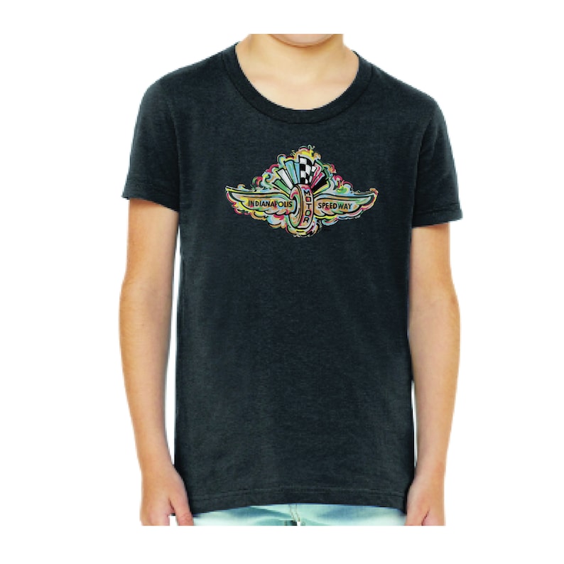 Puede incluir: Una camiseta gris oscuro para ni&ntilde;os con un gr&aacute;fico colorido del logotipo del Indianapolis Motor Speedway. El logotipo presenta un neum&aacute;tico estilizado con alas y el texto "Indianapolis Motor Speedway".