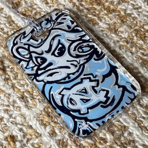 Etiqueta para equipaje de la Universidad de Carolina del Norte por Justin Patten (arte de Storm Striker, Tar Heels, viajes, etiqueta acrílica para equipaje) imagen 1
