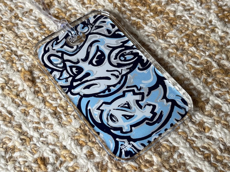 Etiqueta para equipaje de la Universidad de Carolina del Norte por Justin Patten (arte de Storm Striker, Tar Heels, viajes, etiqueta acrílica para equipaje) imagen 1