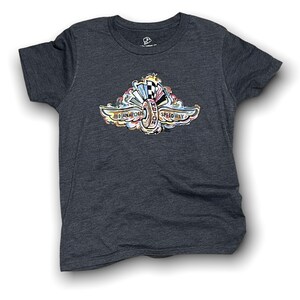 Puede incluir: Una camiseta gris oscuro con un gr&aacute;fico de estilo vintage del logotipo del Indianapolis Motor Speedway. El logotipo presenta un neum&aacute;tico estilizado con alas y las palabras "Indianapolis Motor Speedway".