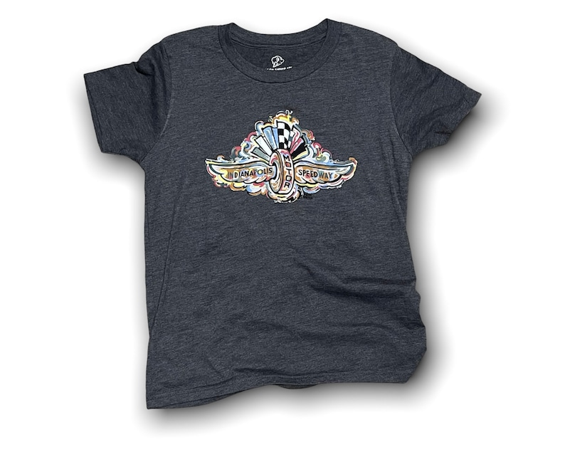 Puede incluir: Una camiseta gris oscuro con un gr&aacute;fico de estilo vintage del logotipo del Indianapolis Motor Speedway. El logotipo presenta un neum&aacute;tico estilizado con alas y las palabras "Indianapolis Motor Speedway".