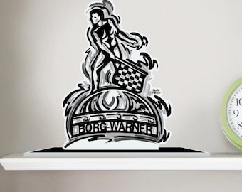 Może przedstawiać: Czarno-biała grafika przedstawiająca muskularną postać trzymającą szachownicę, na stylizowanym emblemacie z napisem "BORG-WARNER". Grafika jest prezentowana na białej półce, z zielonym zegarem w tle.