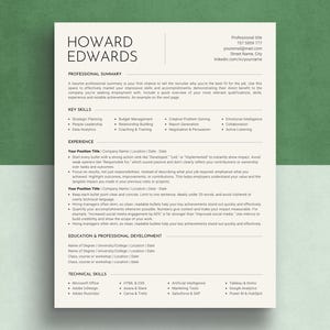 Könnte beinhalten: Eine beigefarbene Lebenslaufvorlage mit dem Namen "Howard Edwards" oben. Der Lebenslauf enthält Abschnitte für berufliche Zusammenfassung, wichtige Fähigkeiten, Erfahrung, Ausbildung und technische Fähigkeiten. Der Hintergrund ist hellbeige mit grünem und weißem Hintergrund.