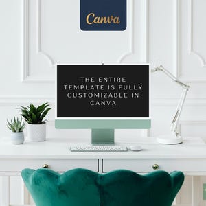 Puede incluir: Un ordenador de sobremesa blanco con una pantalla negra que muestra el texto "THE ENTIRE TEMPLATE IS FULLY CUSTOMIZABLE IN CANVA". El ordenador est&aacute; sobre un escritorio blanco con una planta verde y una l&aacute;mpara.