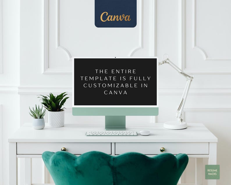 Puede incluir: Un ordenador de sobremesa blanco con una pantalla negra que muestra el texto "THE ENTIRE TEMPLATE IS FULLY CUSTOMIZABLE IN CANVA". El ordenador est&aacute; sobre un escritorio blanco con una planta verde y una l&aacute;mpara.