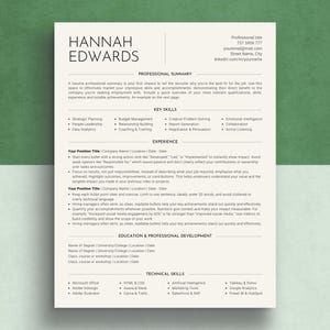 Könnte beinhalten: Eine professionelle Lebenslaufvorlage mit dem Namen "HANNAH EDWARDS" oben. Der Lebenslauf enthält Abschnitte für berufliche Zusammenfassung, wichtige Fähigkeiten, Erfahrung, Ausbildung und technische Fähigkeiten. Der Hintergrund ist hellbeige mit grünem Hintergrund.