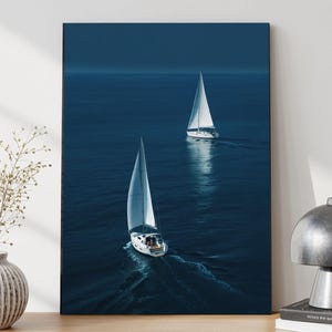 Luxusyacht im Wasser, ästhetischer Druck, Luxusyacht im Wasser, Küsten Fotografie, stilvoller Retro-Druck, altes Geldboot Poster