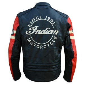Op de afbeelding: Zwarte leren motorjas met rode en crèmekleurige accenten op de mouwen. De achterkant heeft een wit geborduurd "Indian Motorcycle" logo met "Since 1901" erboven. Klassiek ontwerp.