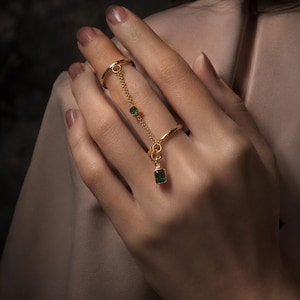 Smaragdkedjekopplingsring, Enkelfingerring med dubbelt band, Elegant guldkedja, Unika minimalistiska smycken, Elegant present till henne