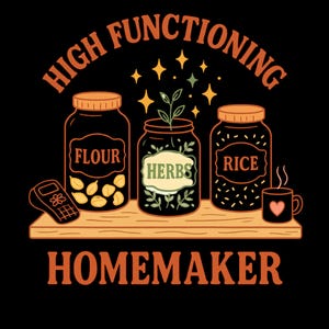 Könnte beinhalten: Grafikdesign auf schwarzem Hintergrund mit den orangefarbenen Worten "HIGH FUNCTIONING HOMEMAKER". Es zeigt drei Gläser mit den Aufschriften "FLOUR", "HERBS" und "RICE" auf einem Holzregal, eine Tasse mit einem Herz und einen kleinen Taschenrechner.
