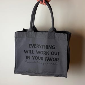 Graue Baumwolltasche mit Spruch – Stoffbeutel „Everything will work out“ – Große Tote Bag für Uni, Arbeit & Einkauf – Nachhaltiger Shopper