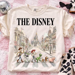 Tecknad leksaksresa-skjorta PNG, magisk gatuvandringsdesign, temaparkslottgrafik, familjesemesteroutfit, utskrivbar retro-resafil