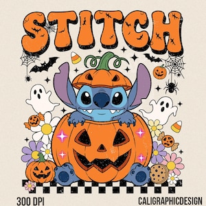 Puede incluir: Un gráfico con temática de Halloween con la palabra "STITCH" en naranja, con letras de estilo retro. Stitch, un extraterrestre azul, está dentro de una calabaza tallada. El diseño incluye fantasmas, caramelos de maíz, flores y una telaraña.