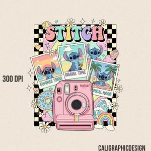 Op de afbeelding: Een roze instant camera met een regenboogstreep is omgeven door cartoonafbeeldingen van Stitch, een blauw buitenaards personage. Het woord "STITCH" staat in kleurrijke letters boven de afbeeldingen. De achtergrond bevat bloemen, een regenboog en een dambordpatroon.