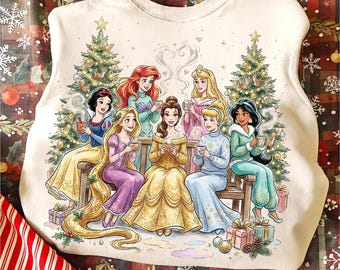 Clipart de chocolate caliente de princesas Disney navideñas, PNG de princesas de invierno acogedoras, arte de taza retro para chicas navideñas, PNG de escena navideña en acuarela