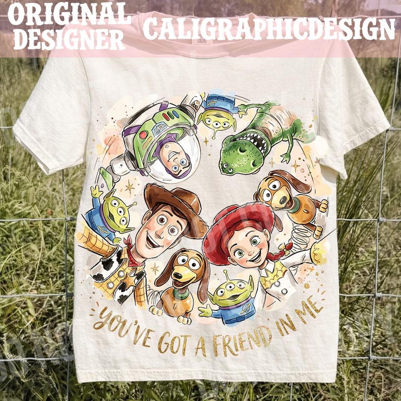 以下が含まれることがあります： オフホワイトのTシャツ。人気アニメ「トイ・ストーリー」のキャラクターたちが描かれたカラフルなイラストが特徴。ウッディ、バズ・ライトイヤー、ジェシーなどが描かれ、「You've Got a Friend in Me」の文字が金色でデザインされています。半袖のTシャツです。