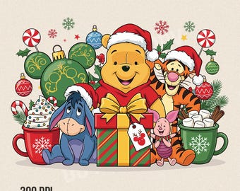 Può includere: Un'illustrazione festiva con Winnie the Pooh, Tigro, Pimpi ed Eeyore con cappelli di Babbo Natale. L'immagine include decorazioni festive come palline, fiocchi di neve e tazze di cioccolata calda. Una confezione regalo con un fiocco giallo è al centro.