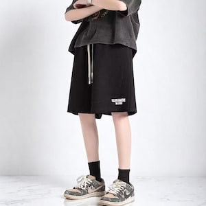 Pantalones cortos holgados estilo vintage americano Y2K para hombre: pantalones cortos playeros holgados de baloncesto de verano con estampado de letras.