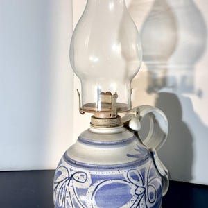 Handgefertigte Öllampe aus blau gesprenkeltem Steinzeug mit Lampenschirm, 15 Zoll (ca. 38 cm)