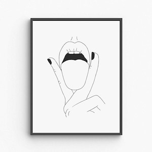 Peut inclure: Impression d'art en noir et blanc représentant une bouche avec une langue tirée et une main faisant un geste. La main a du vernis à ongles noir. L'œuvre est encadrée dans un cadre noir.