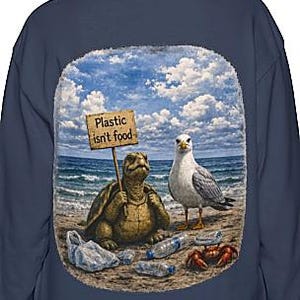 Può includere: Una tazza di ceramica bianca con un manico nero e la scritta "But First, Coffee" in stile scritto a mano. La tazza è su una superficie bianca. La tazza è alta 10 cm.