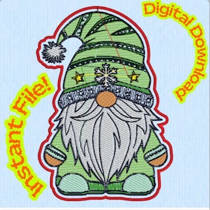 Può includere: Un disegno di gnomo ricamato con cappello e barba verdi, bordato di rosso. Il disegno include il testo "Instant File!" e "Digital Download" in un carattere curvo. Il cappello dello gnomo presenta fiocchi di neve e stelle. Il disegno misura 10,5 cm di larghezza e 14,96 cm di altezza.