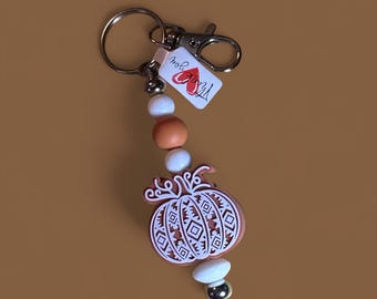 Llavero de calabaza bohemio: llavero otoñal hecho a mano con cuentas