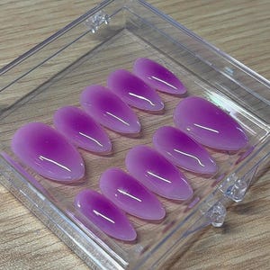 Paarse aura pers op nagels | Amandelnagels | Ombre kleurverloop nagels | Zachte paarse nagels | Herbruikbare handgemaakte nagelset | Nagels voor speciale gelegenheden
