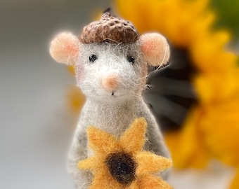 Needle Felted Mouse - Felted Animal Sculpture , Felt Mouse Ornament , Nature Lover Gift , Gift for Mom , Grandma Gift , Sunflower Mouse