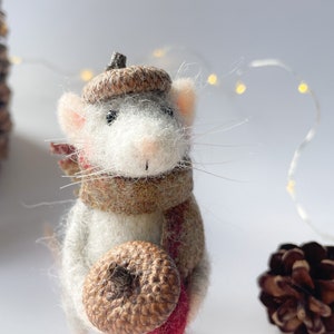 Needle Felted Mouse - Felted Animal Animal , Felt Mouse Ornament , Nature Lover Gift , Gift for Mom , Grandma Gift , Acorn Mouse