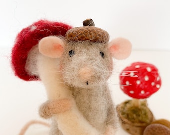 Needle Felted Mouse - Felted Animal Sculpture , Felt Mouse Ornament , Nature Lover Gift , Gift for Mom , Autumn Gift , Mushroom Mouse