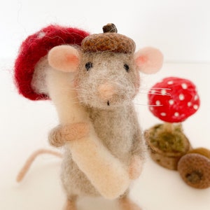 Needle Felted Mouse - Felted Animal Sculpture , Felt Mouse Ornament , Nature Lover Gift , Gift for Mom , Autumn Gift , Mushroom Mouse