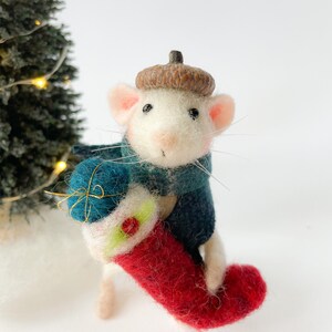 Needle Felted Mouse with Christmas gift Needle felted mouse , needle felted animal , Christmas gift , Christmas mouse , Christmas image 5