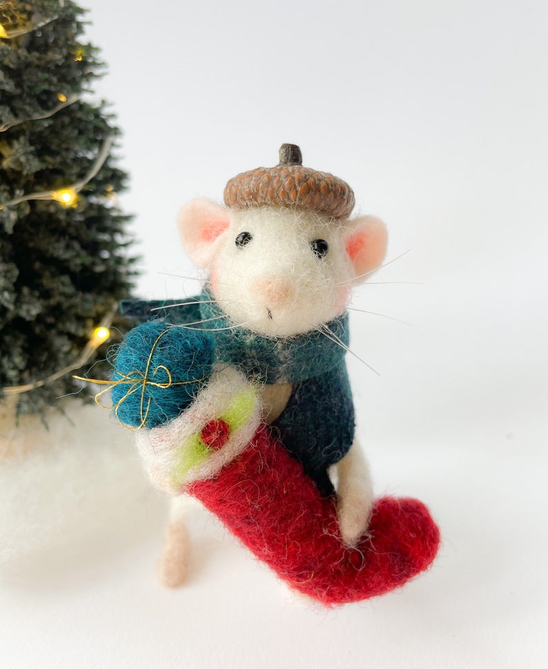 Needle Felted Mouse with Christmas gift Needle felted mouse , needle felted animal , Christmas gift , Christmas mouse , Christmas image 5