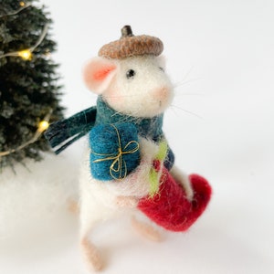 Needle Felted Mouse with Christmas gift Needle felted mouse , needle felted animal , Christmas gift , Christmas mouse , Christmas image 3